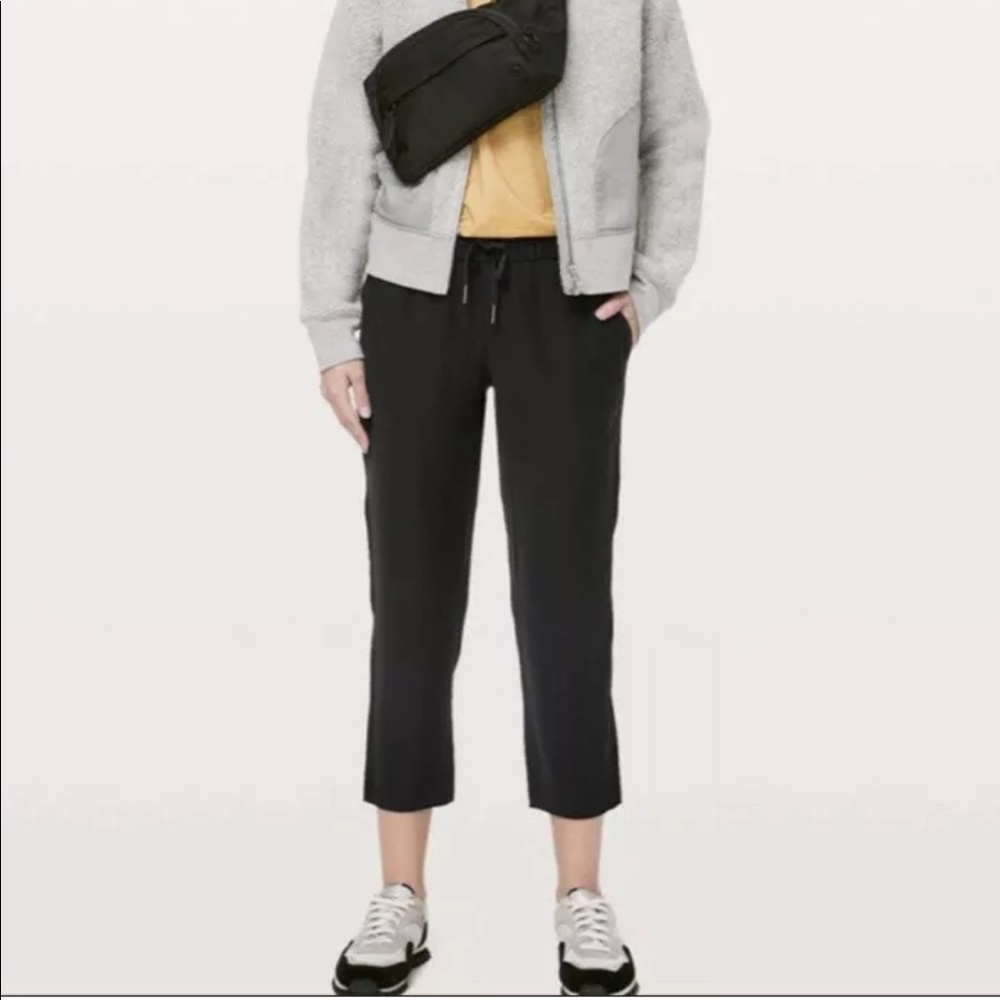 Lululemon on the fly crop woven 23”joggers Sz 10